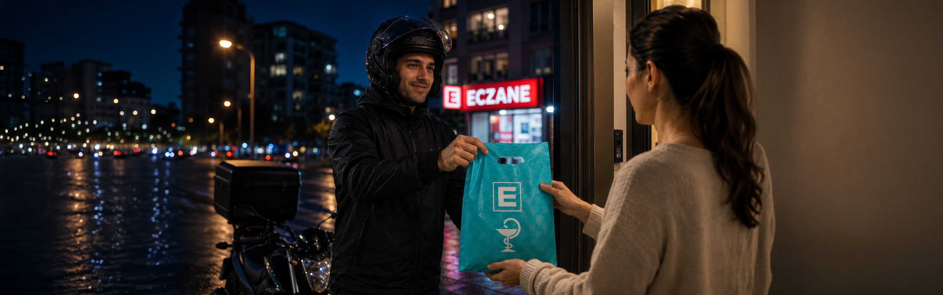 İstanbul'da nöbetçi eczaneden ilaç teslim eden moto kurye
